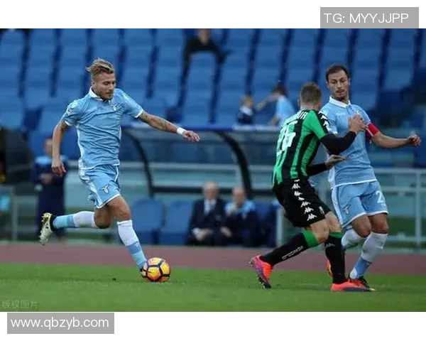 不同足球明星的踢球风格解析与技巧对比探讨