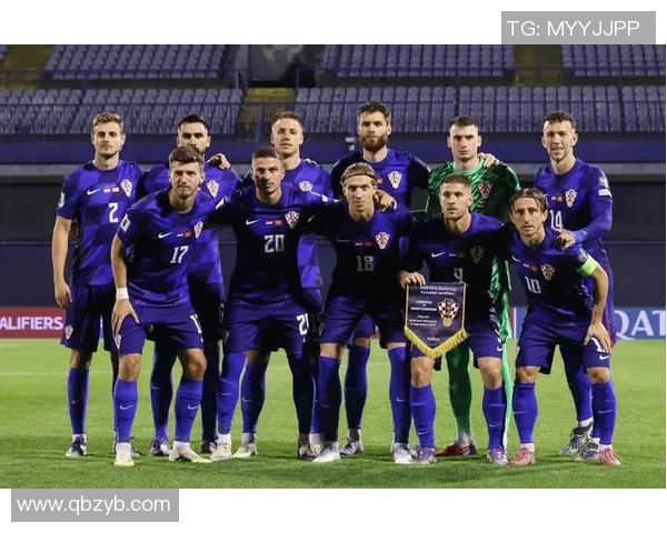 体育球员与足球明星亲密合影展现运动精神与友谊的完美结合