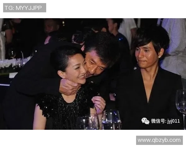 足球明星与成龙亲密合影高清图片展示精彩瞬间 足球明星与成龙亲密合影高清图片展示精彩瞬间